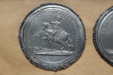 Johann Thomas Stettner, Napoleon Ier Emper. de Franc. et Roi d'Italie. Pewter stick medal for Napoleon's victories until 1807. With 18 fine old colored copper engravings with battle scenes from 1796 to 1807.