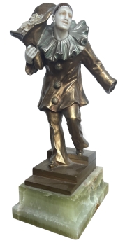 victor, pierrot statue