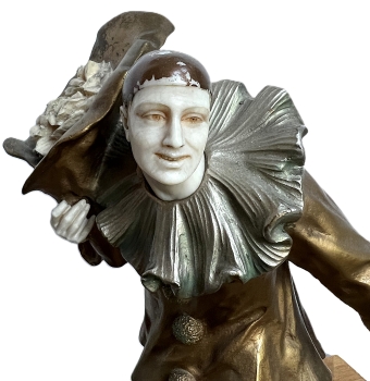 Victor, Pierrot Statue mit Blumen